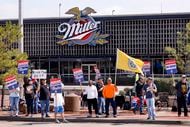 420 名 Molson Coors 工人中的一些人继续在最大的啤酒厂之一外举行罢工……