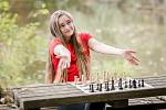 来自贝内绍夫的高中女生通过自己的杂志和照片模特普及国际象棋